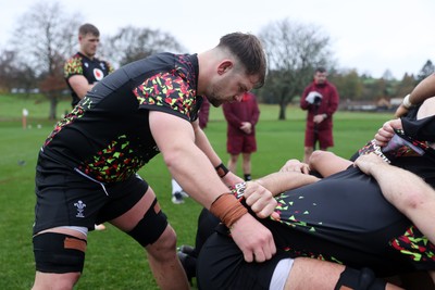121125 - Wales Rugby Training in the week leading up to their game against Japan - Olly Cracknell during training