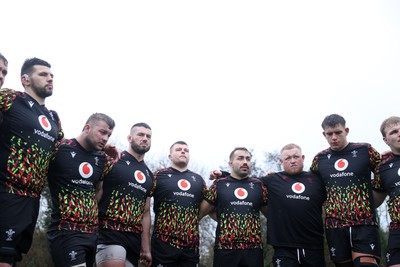 121125 - Wales Rugby Training in the week leading up to their game against Japan - Rhys Davies, Harri Davies, Gareth Thomas, Danny Southworth, Liam Belcher, Keiron Assiratti and Dafydd Jenkins