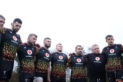 121125 - Wales Rugby Training in the week leading up to their game against Japan - Rhys Davies, Harri Davies, Gareth Thomas, Danny Southworth, Liam Belcher, Keiron Assiratti and Dafydd Jenkins
