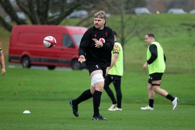 121125 - Wales Rugby Training in the week leading up to their game against Japan - Aaron Wainwright during training