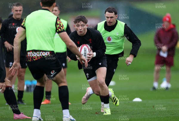 121125 - Wales Rugby Training in the week leading up to their game against Japan - Dan Edwards during training