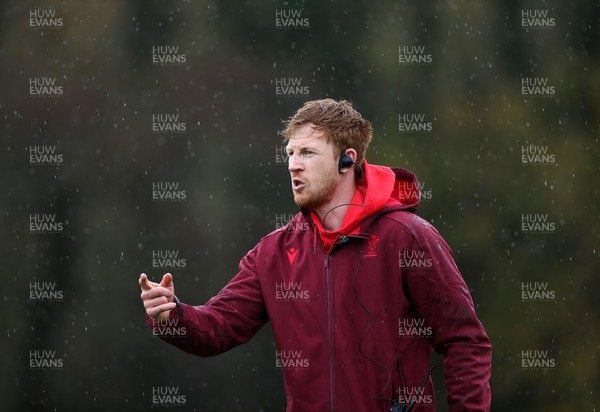 121125 - Wales Rugby Training in the week leading up to their game against Japan - Rhys Patchell, Kicking Coach during training