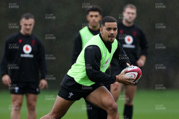 121125 - Wales Rugby Training in the week leading up to their game against Japan - Ben Thomas during training