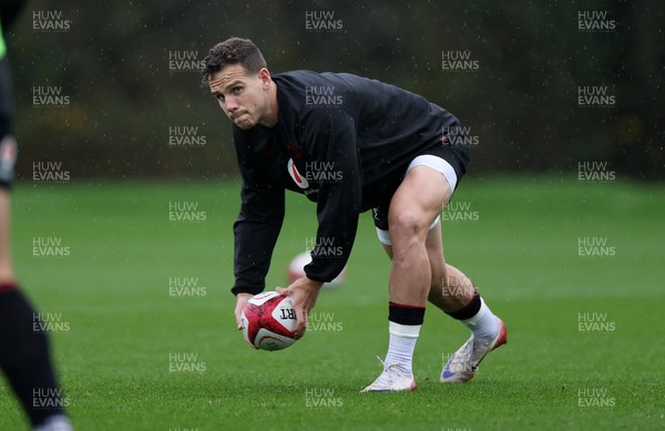 121125 - Wales Rugby Training in the week leading up to their game against Japan - Kieran Hardy during training