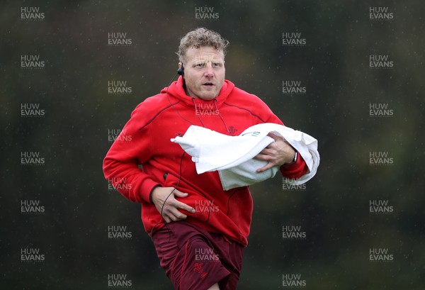 121125 - Wales Rugby Training in the week leading up to their game against Japan - Duncan Jones, Scrum Coach during training
