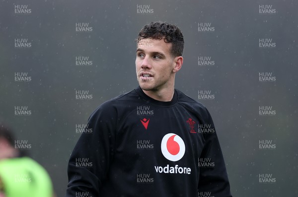 121125 - Wales Rugby Training in the week leading up to their game against Japan - Kieran Hardy during training