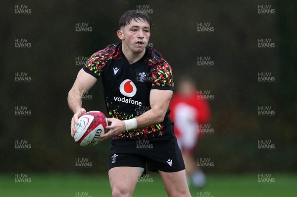 121125 - Wales Rugby Training in the week leading up to their game against Japan - Dan Edwards during training