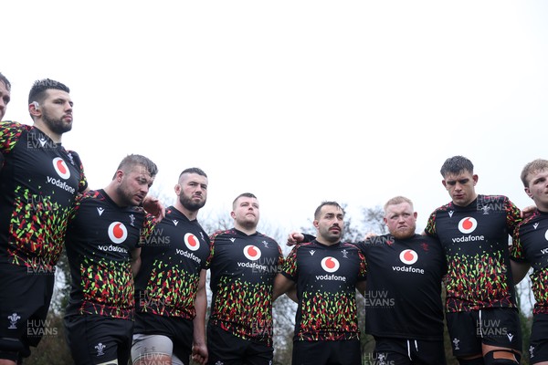 121125 - Wales Rugby Training in the week leading up to their game against Japan - Rhys Davies, Harri Davies, Gareth Thomas, Danny Southworth, Liam Belcher, Keiron Assiratti and Dafydd Jenkins