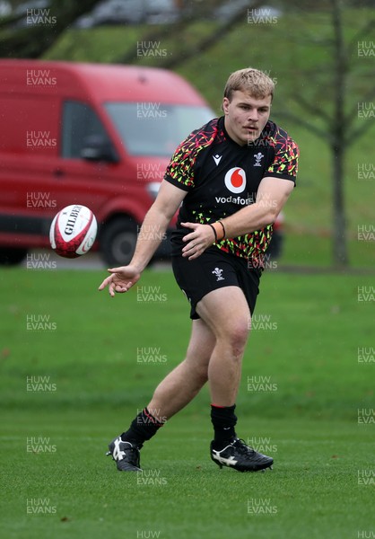 121125 - Wales Rugby Training in the week leading up to their game against Japan - Archie Griffin during training