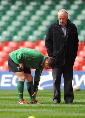 13.02.09 - Wales Rugby Training - Shane Williams talks to Wales team doctor Prof. John Williams during his fitness test. 