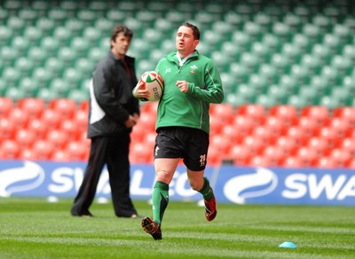 13.02.09 - Wales Rugby Training - Shane Williams during his fitness test with Physio Mark Davies. 