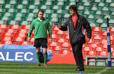 13.02.09 - Wales Rugby Training - Shane Williams during his fitness test with Physio Mark Davies. 