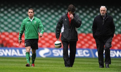 13.02.09 - Wales Rugby Training - Shane Williams during his fitness test with Physio Mark Davies and Wales team doctor Prof. John Williams. 