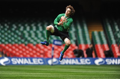 13.02.09 - Wales Rugby Training - Ryan Jones takes high ball during training. 