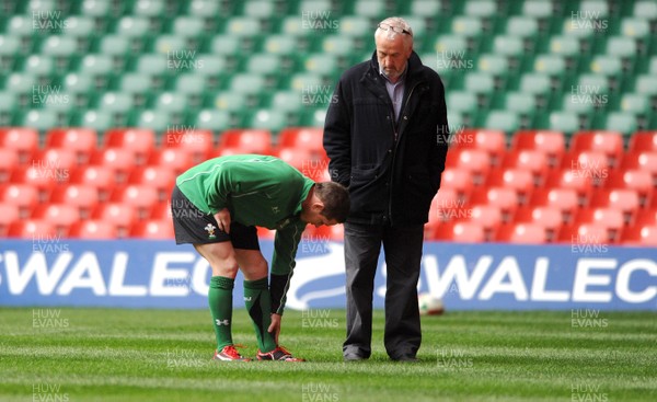 13.02.09 - Wales Rugby Training - Shane Williams talks to Wales team doctor Prof. John Williams during his fitness test. 