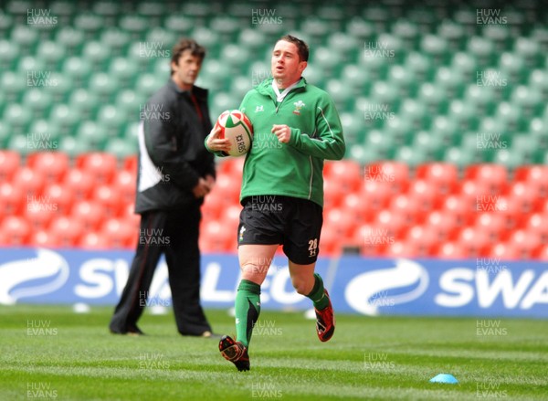 13.02.09 - Wales Rugby Training - Shane Williams during his fitness test with Physio Mark Davies. 