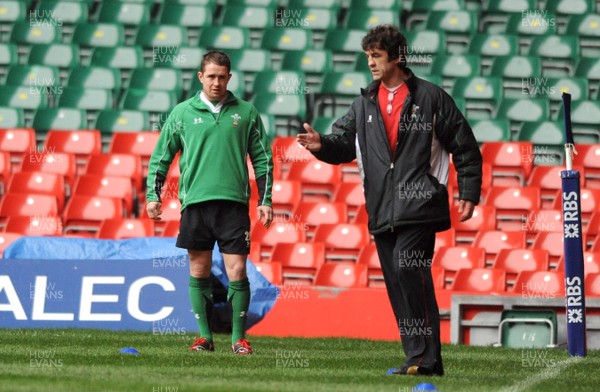 13.02.09 - Wales Rugby Training - Shane Williams during his fitness test with Physio Mark Davies. 