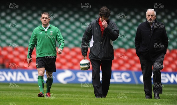 13.02.09 - Wales Rugby Training - Shane Williams during his fitness test with Physio Mark Davies and Wales team doctor Prof. John Williams. 