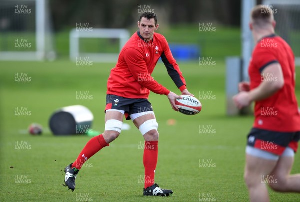 130220 - Wales Rugby Training - Aaron Shingler during training