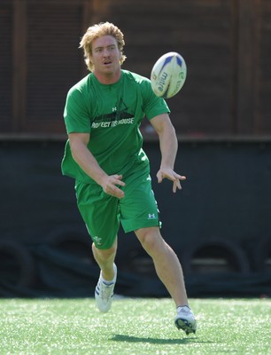 13.03.09 - Wales Rugby Training - Andy Powell makes a pass during training. 