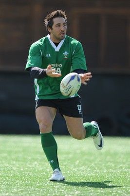 13.03.09 - Wales Rugby Training - Gavin Henson makes a pass during training. 
