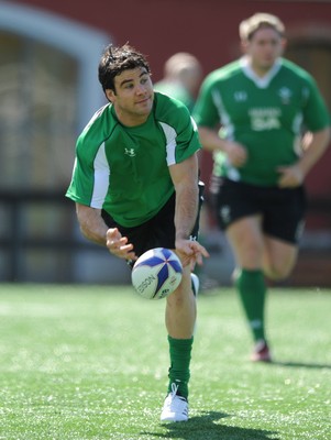 13.03.09 - Wales Rugby Training - Mike Phillips makes a pass during training. 