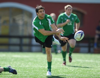 13.03.09 - Wales Rugby Training - Mike Phillips makes a pass during training. 