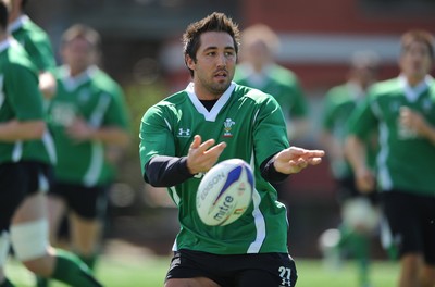 13.03.09 - Wales Rugby Training - Gavin Henson makes a pass during training. 