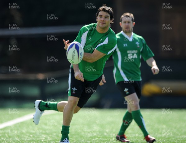 13.03.09 - Wales Rugby Training - Mike Phillips makes a pass during training. 