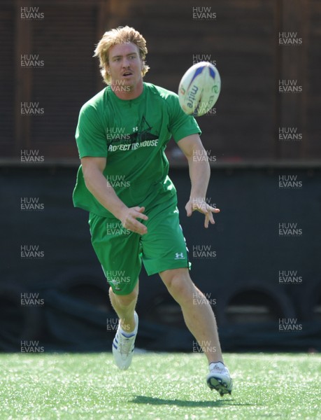 13.03.09 - Wales Rugby Training - Andy Powell makes a pass during training. 