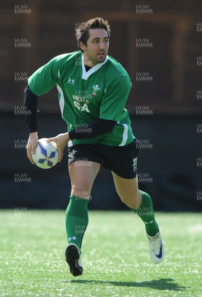 13.03.09 - Wales Rugby Training - Gavin Henson makes a pass during training. 