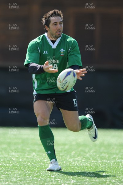 13.03.09 - Wales Rugby Training - Gavin Henson makes a pass during training. 