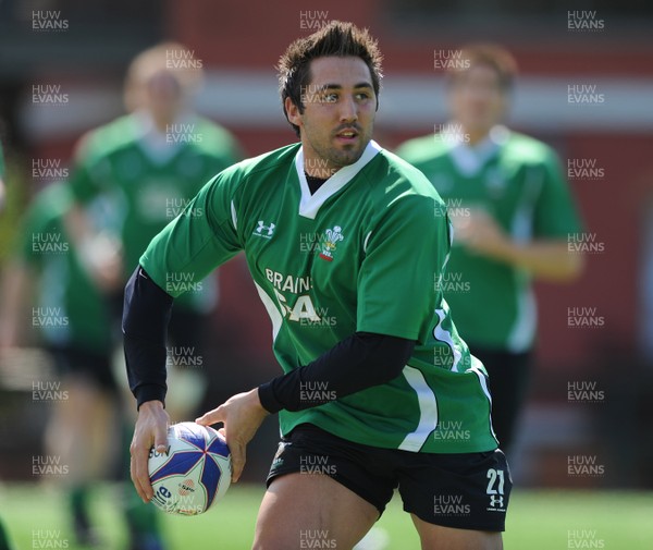 13.03.09 - Wales Rugby Training - Gavin Henson makes a pass during training. 