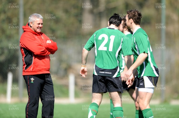 13.03.09 - Wales Rugby Training - Wales head coach, Warren Gatland talks to Stephen Jones and Mark Jones during training. 