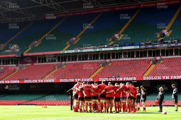 130320 - Wales Rugby Training - Players huddle during training
