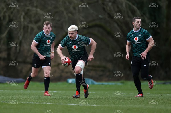 130324 - Wales Rugby Training ahead of their final game against Italy - Aaron Wainwright during training