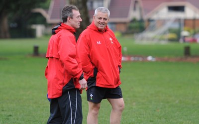 13.06.10 - Wales Rugby Training - Backs coach Rob Howley and head coach Warren Gatland during training. 