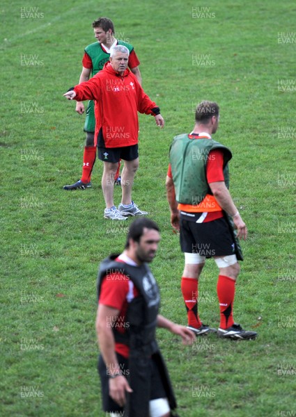 13.06.10 - Wales Rugby Training - Head coach Warren Gatland makes a point during training. 