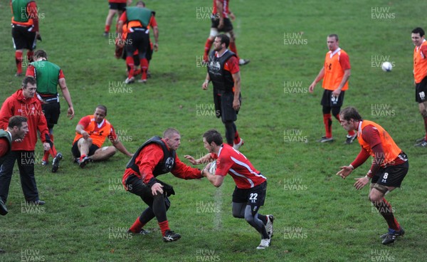 13.06.10 - Wales Rugby Training - Andrew Bishop takes on John Yapp during training. 