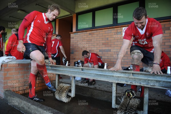 13.06.10 - Wales Rugby Training - Alun Wyn Jones and Deiniol Jones clean their boots after training. 