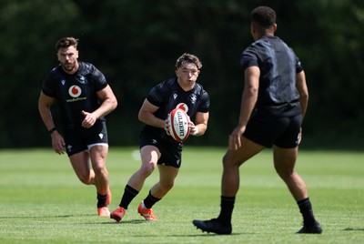 130625 - Wales Rugby Training - Dan Edwards during training