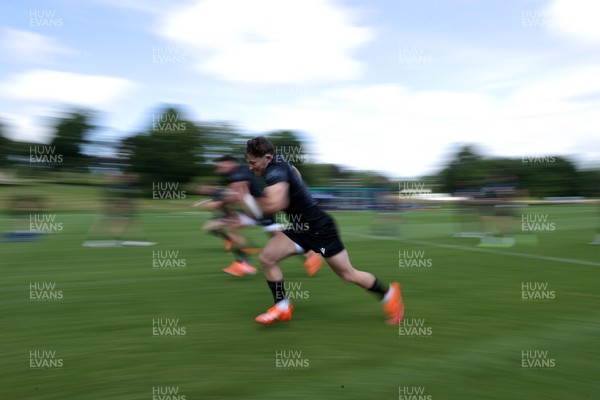 130625 - Wales Rugby Training - Dan Edwards during training