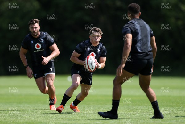 130625 - Wales Rugby Training - Dan Edwards during training