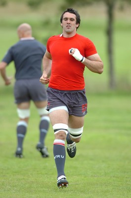 13.08.07 -  Wales Rugby Training - Jonathan Thomas warms up during training  