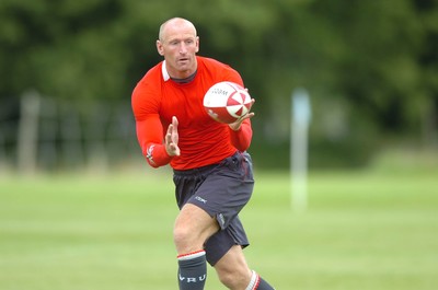 13.08.07 -  Wales Rugby Training - Gareth Thomas takes a pass during training  