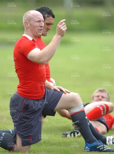 13.08.07 -  Wales Rugby Training - Tom Shanklin makes a point during training  
