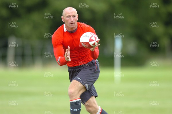 13.08.07 -  Wales Rugby Training - Gareth Thomas takes a pass during training  