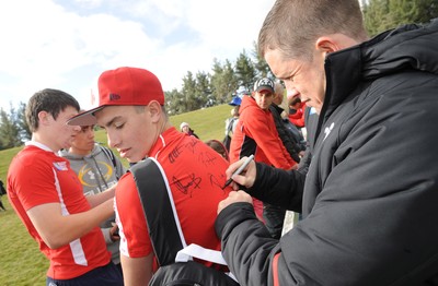 13.09.11 - Wales Rugby Training - Shane Williams signs autographs for fans during an open training session. 