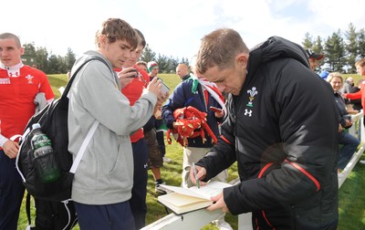13.09.11 - Wales Rugby Training - Shane Williams signs autographs for fans during an open training session. 