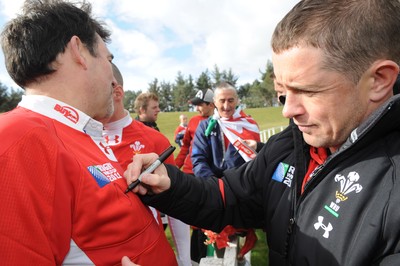 13.09.11 - Wales Rugby Training - Shane Williams signs autographs for fans during an open training session. 